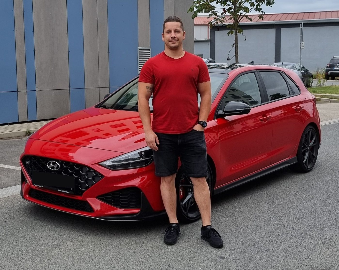 Jiří Dolejš u svého červeného Hyundai i30 N